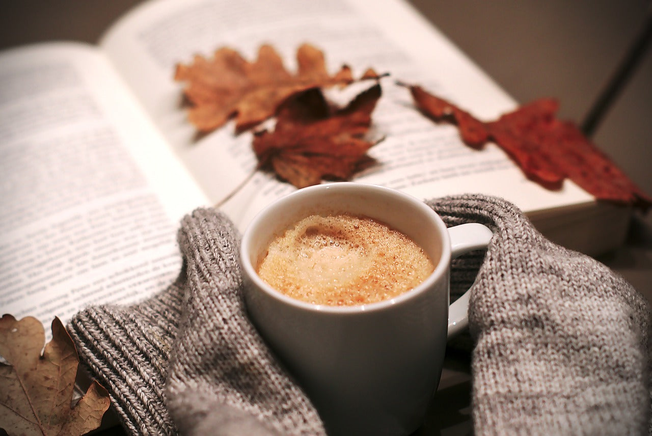 Buch gefallenes Laub Kaffeetasse