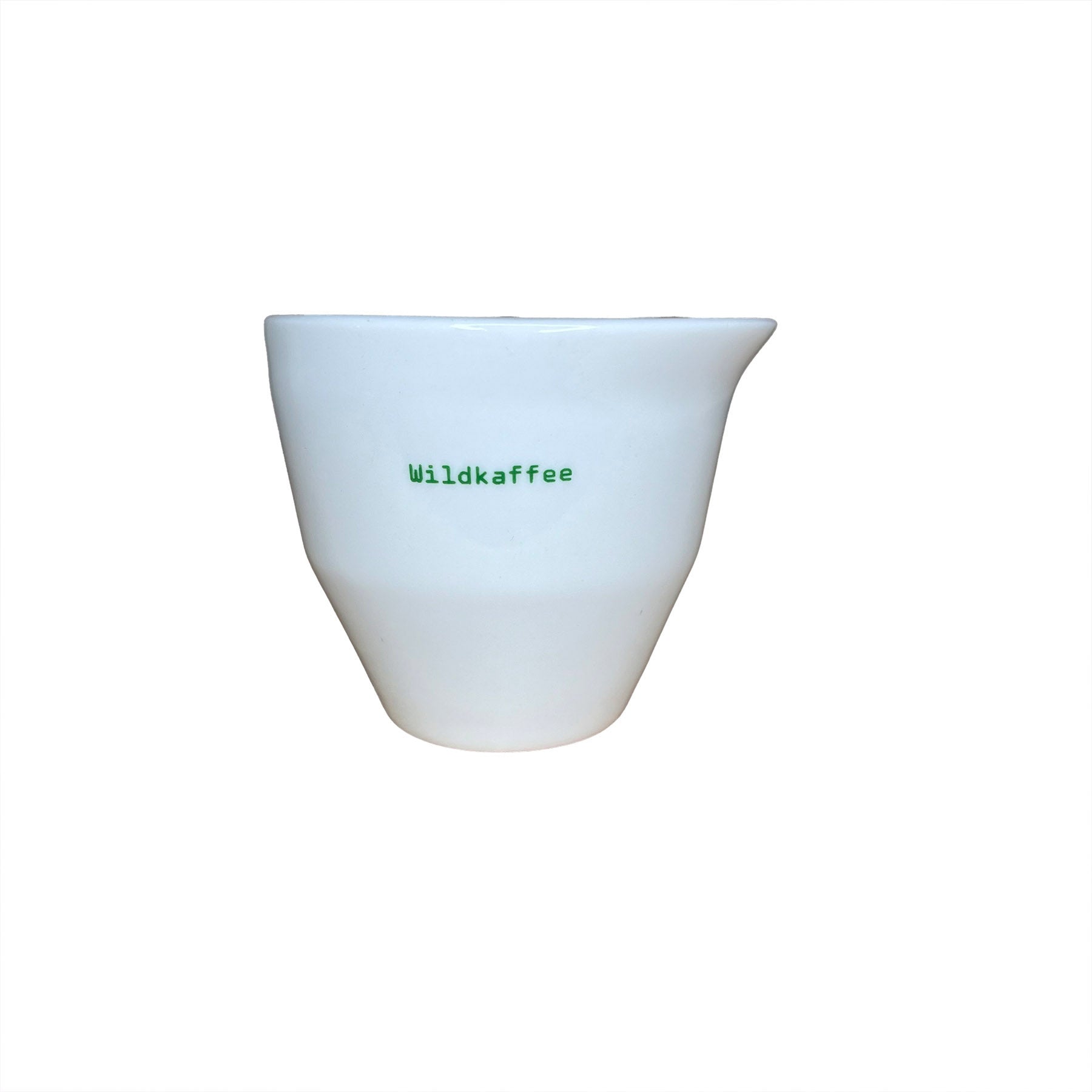 weiße Tasse mit grünem Wildkaffee-Schriftzug