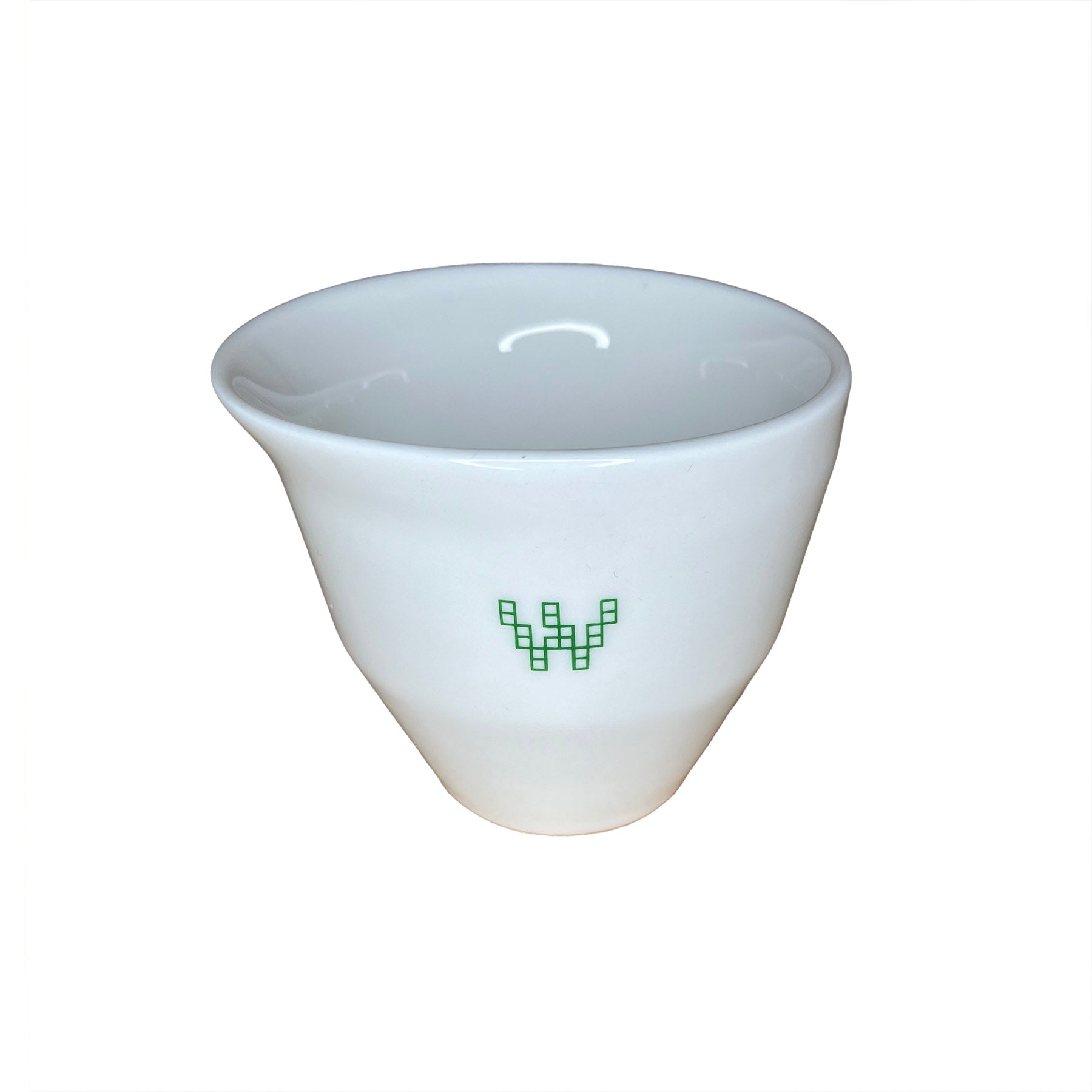 weiße Tasse mit Grünem W-Logo