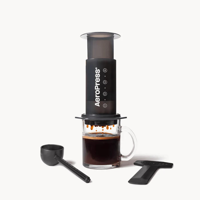 Aeropress auf einer Tasse mit passenden Utensilien