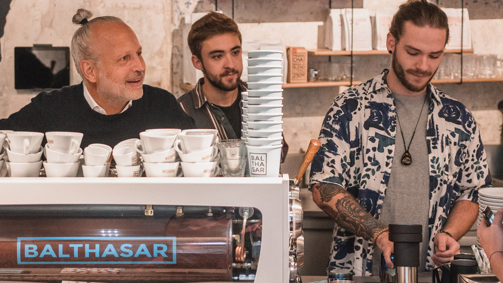drei Personen an der Kaffeebar