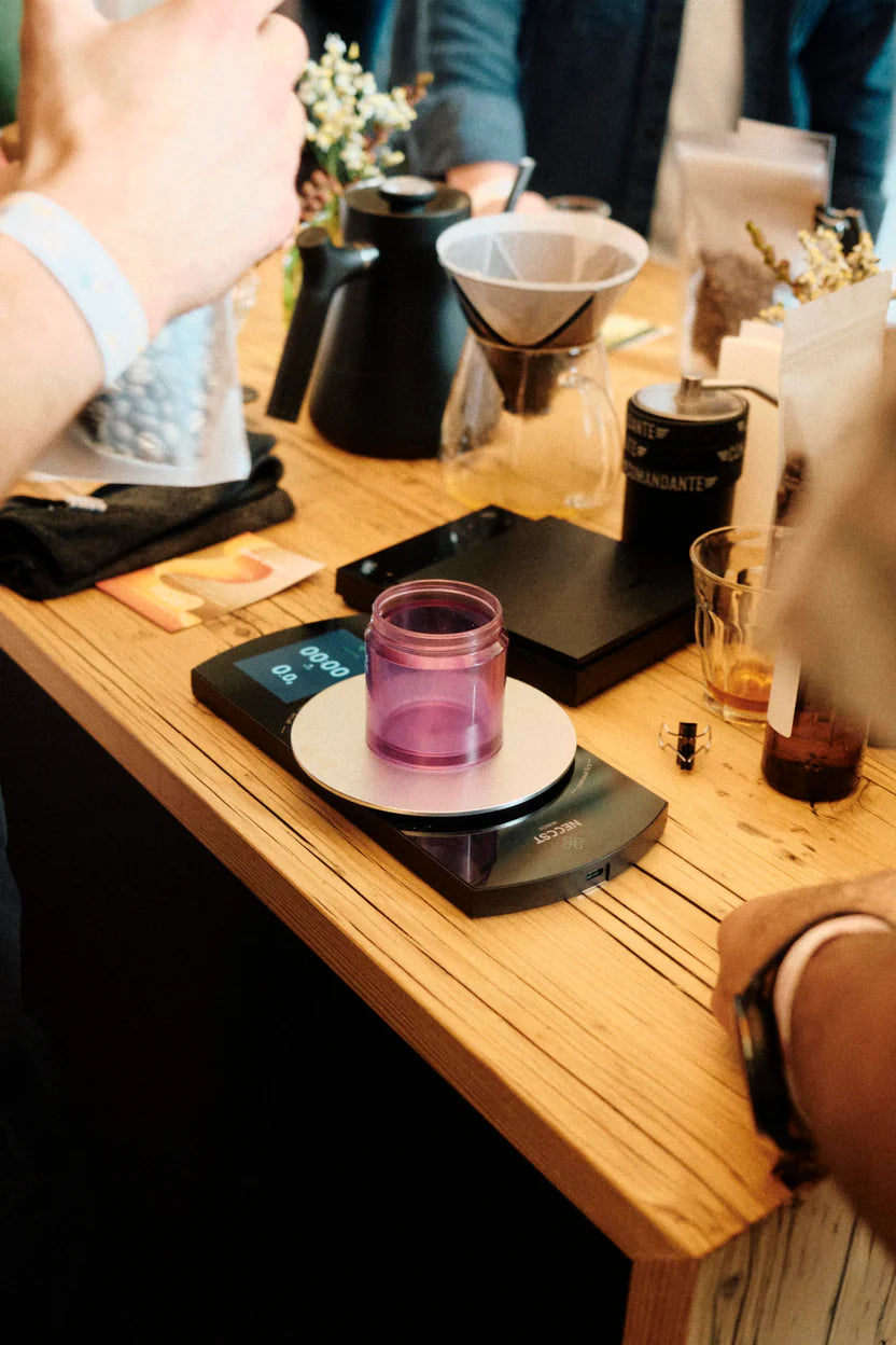 Rosa Glas auf Neccst-Waage in Brew Bar