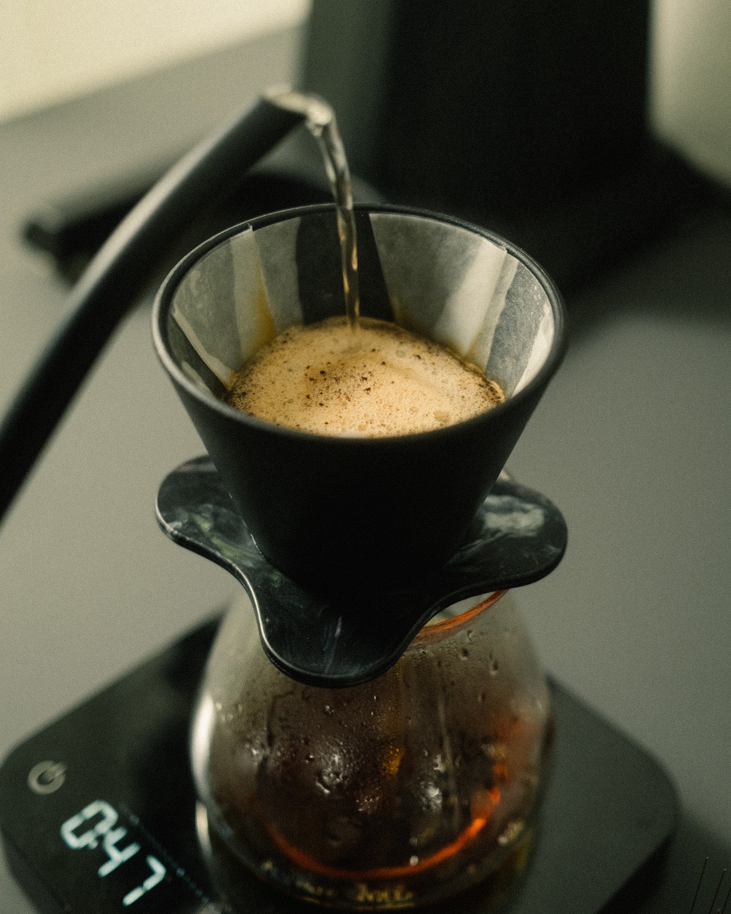 Filterkaffee wird mit dem Handfilter und einer Kanne frisch aufgegossen