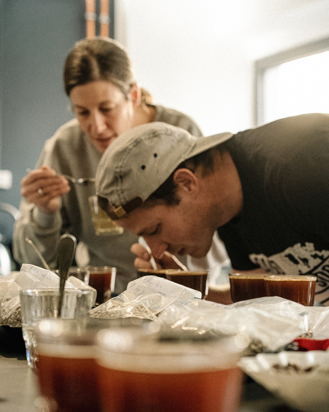 Hardi_und_Steffi_Cupping_Wildkaffee