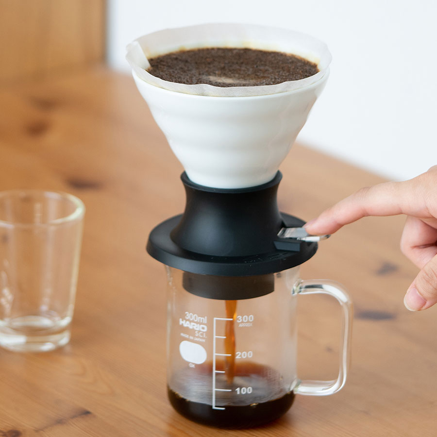 handfilter Hario Switch Keramik aus dem frisch gebrühter Kaffee läuft