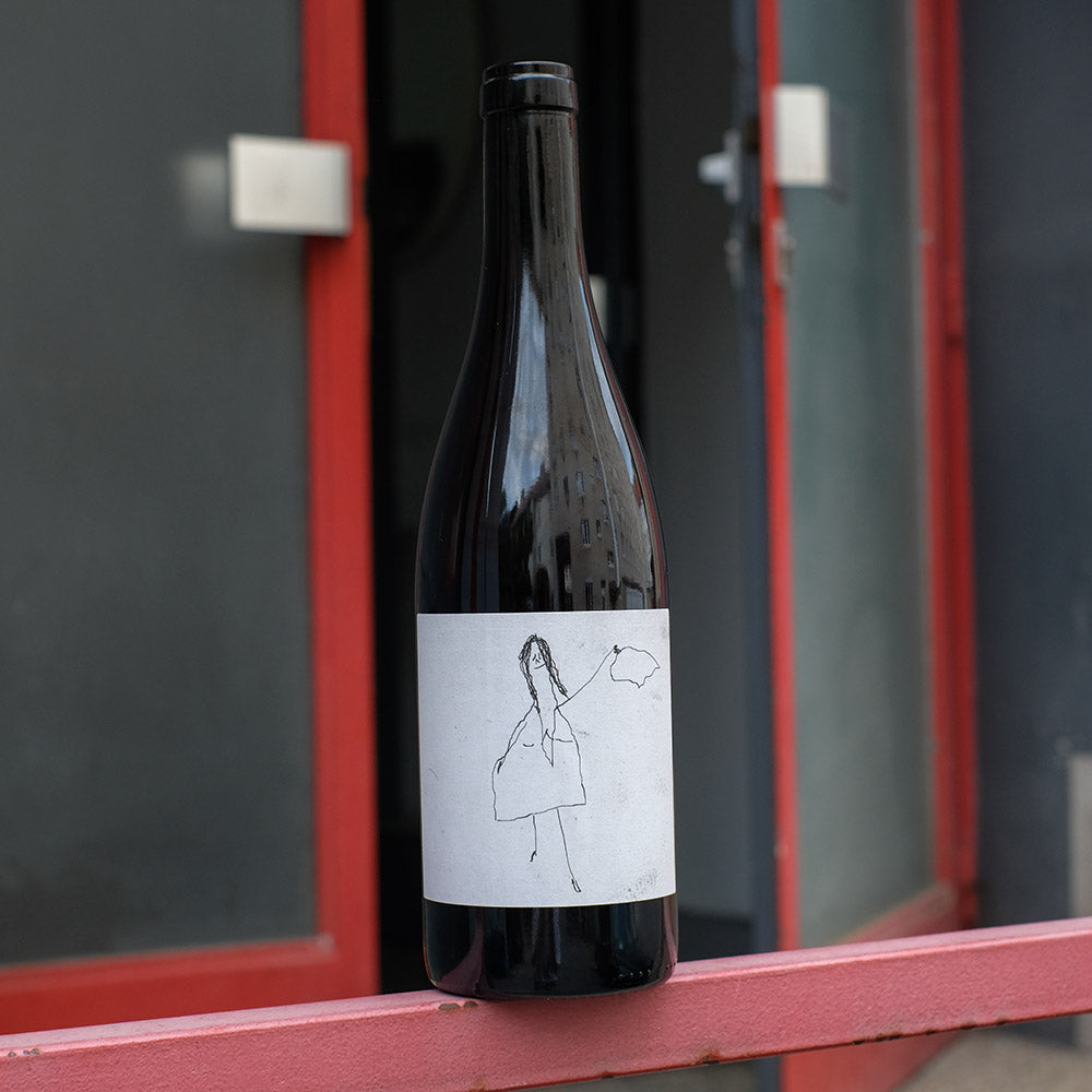Flasche Wein auf Metallgeländer