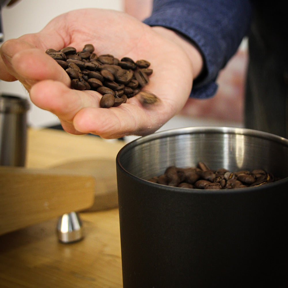 Kaffeebohnen-aufbewahren-so-bleibt-dein-Kaffee-lange-frisch-Wildkaffee-Roesterei-Vakuum-Atmos-Fellow