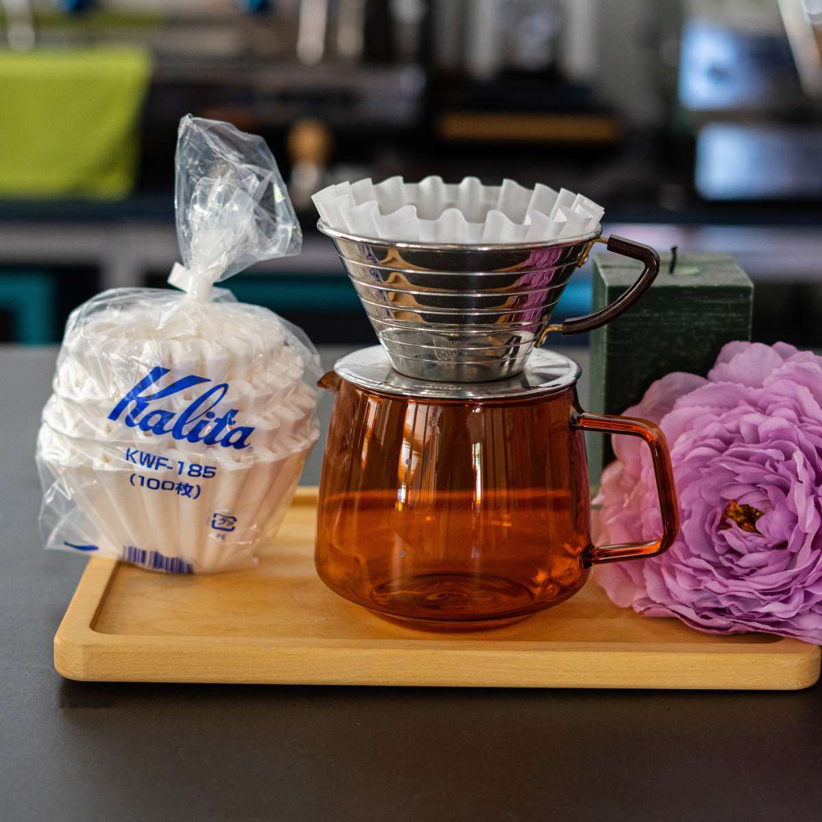 Glaskaffeekanne mit Kalita Wave Filter und Packung Filterpapieren