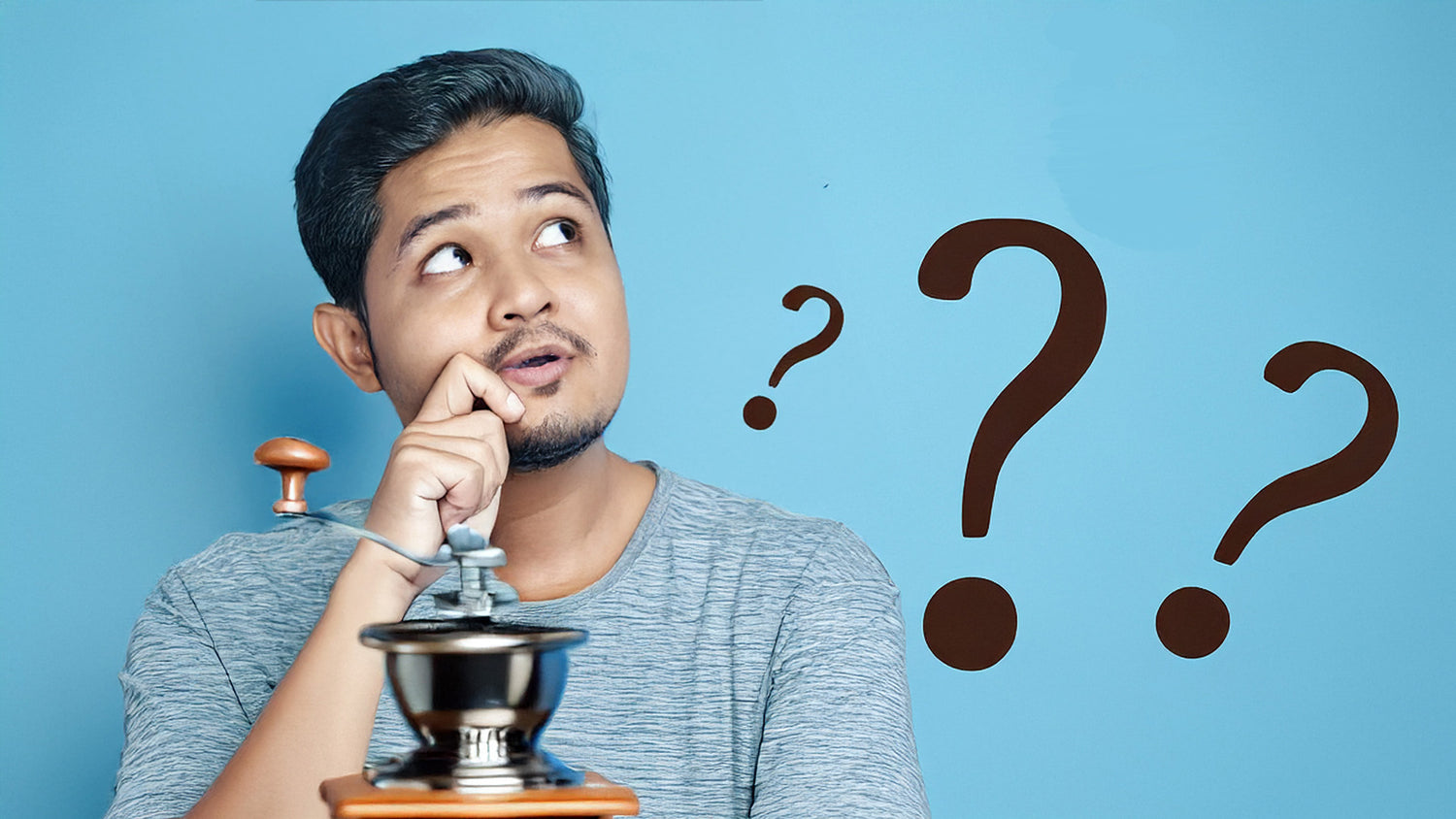 Mann Kaffeemühle Fragezeichen