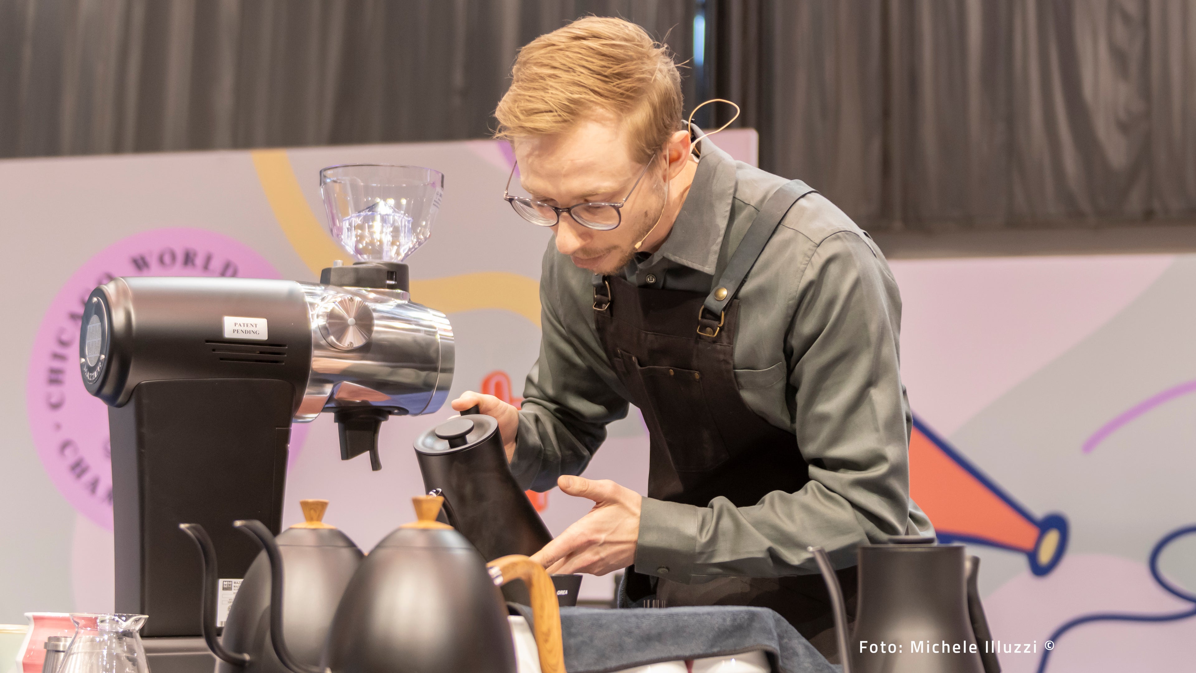 Martin Wölfl gießt Kaffee auf