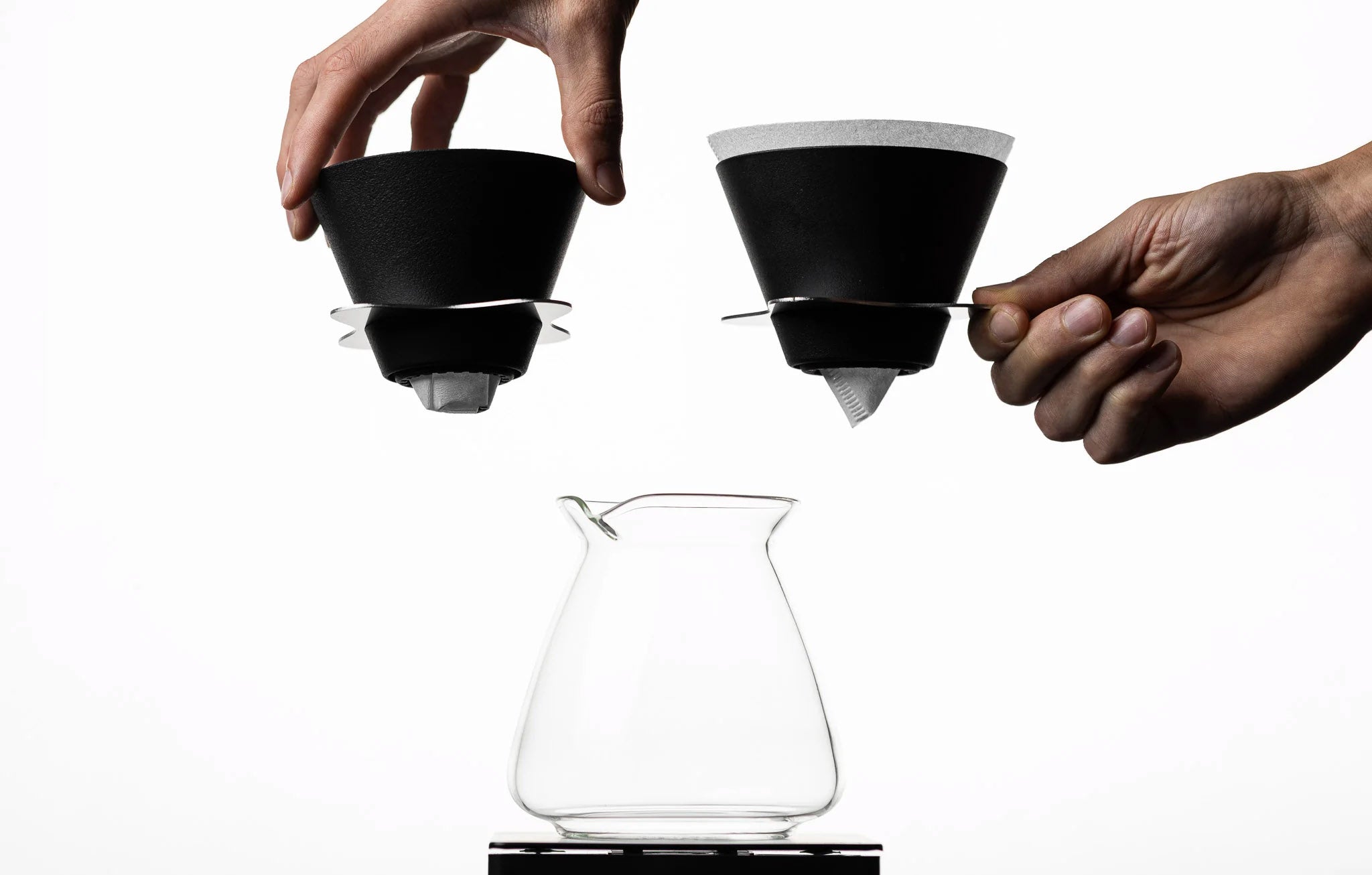 Ora V4 handfilter und eine Glaskanne darunter