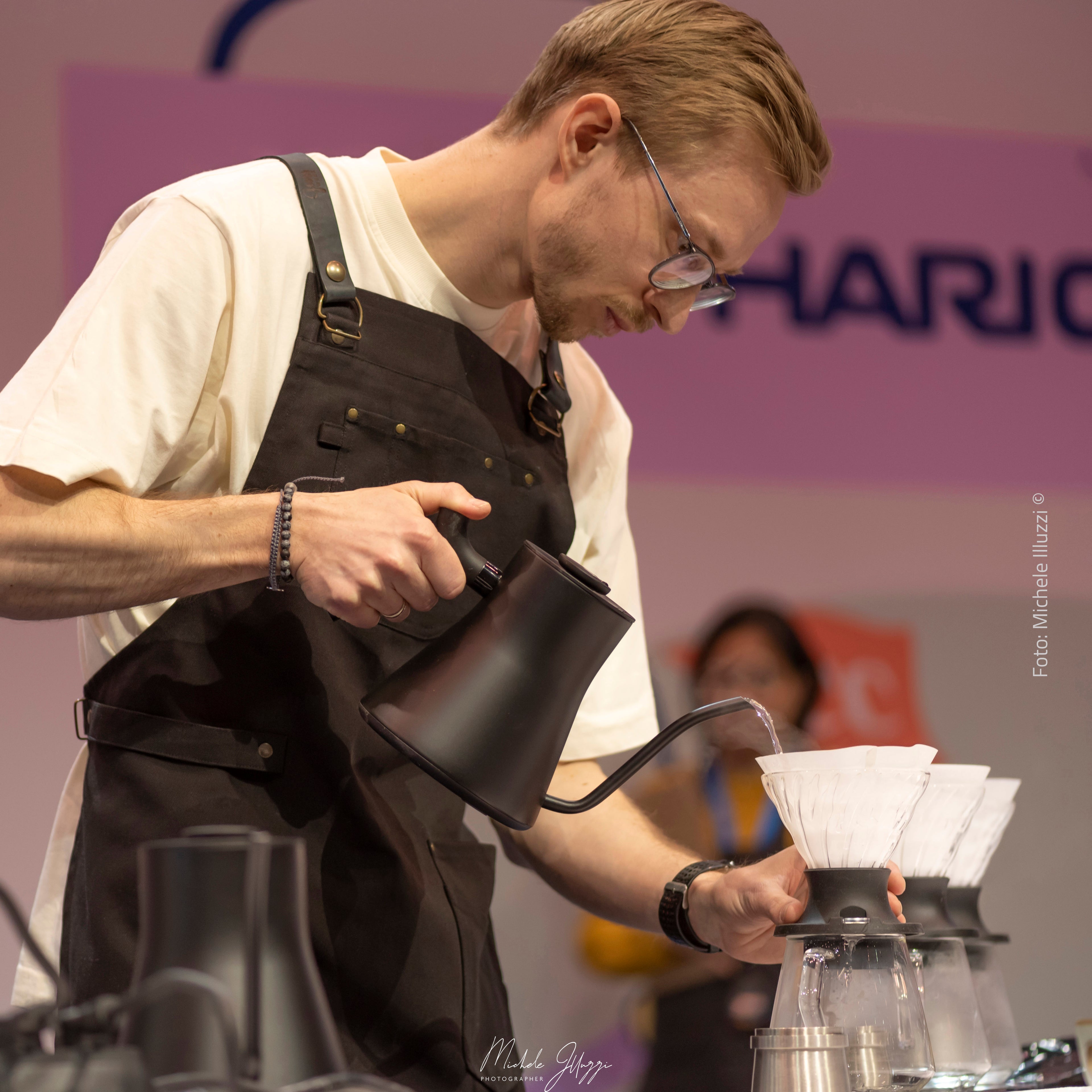 Martin Wölfl brüht Filterkaffee auf Wettbewerb