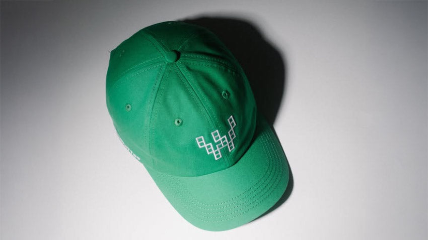 grünes Cap mit weißem W Vogelperspektive