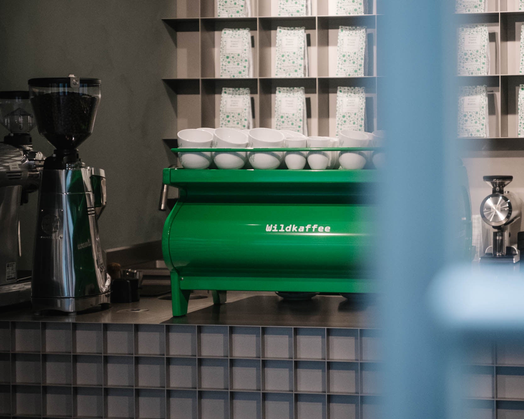 Siebträgermaschine und kaffeemühle auf dem Tresen von Wildkaffee Café am Kurpark