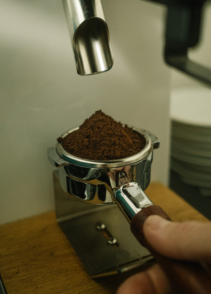 gemahlener Kaffee in Siebträger