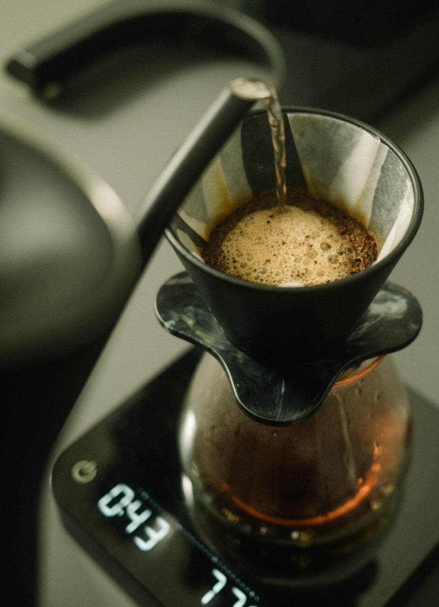 kaffee-mit-Waage-zubereiten-wildkaffee