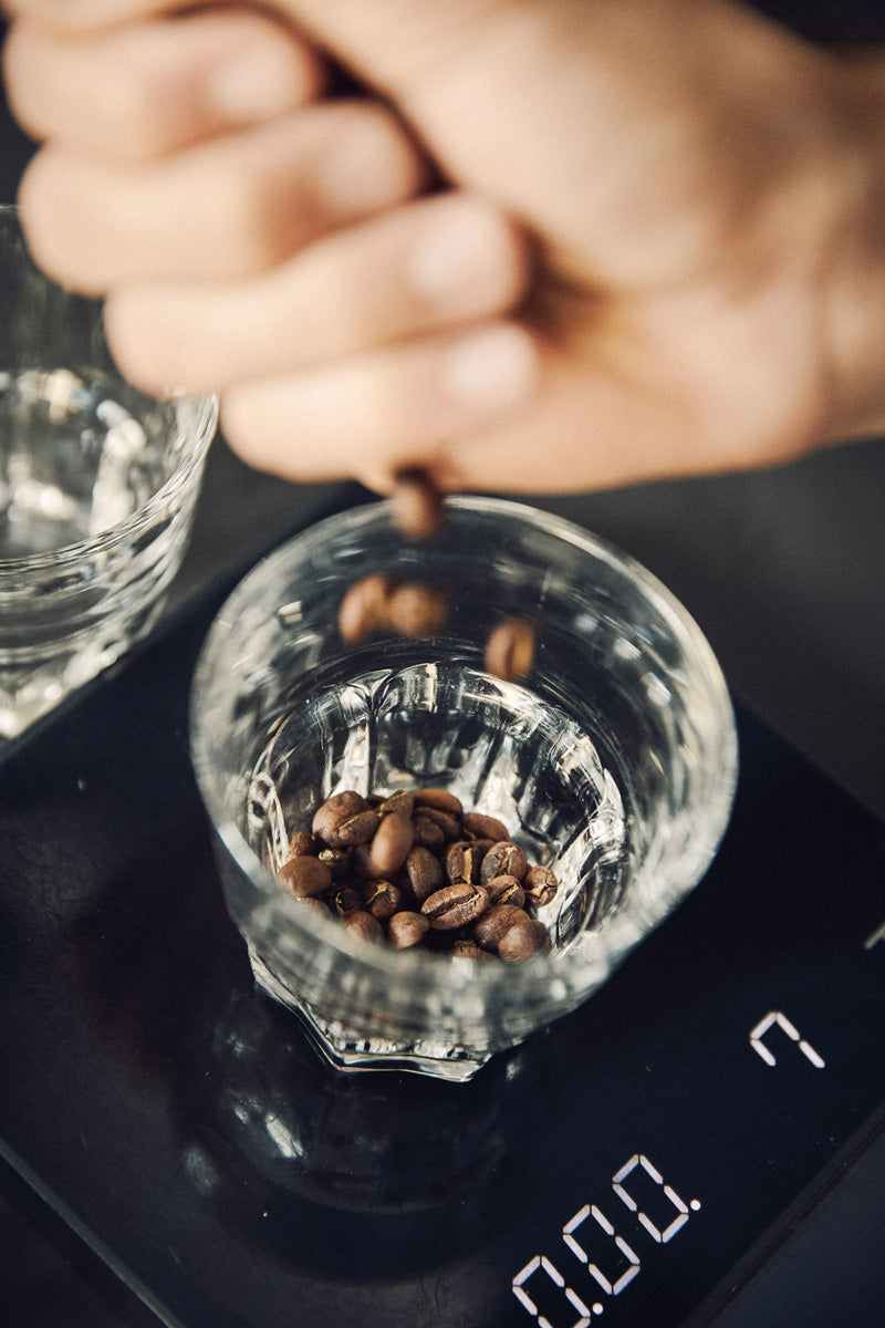 Kaffeebohnen in Glas auf Kaffeewaage