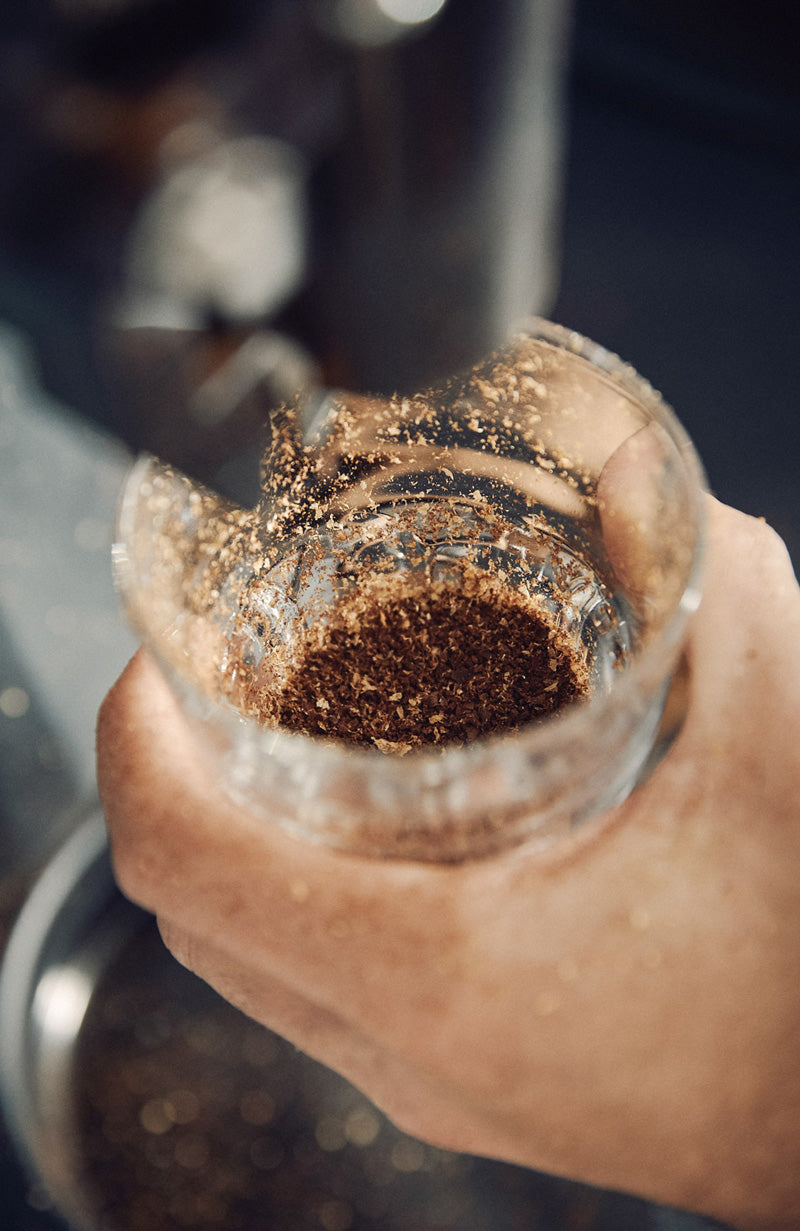 grob gemahlener Kaffee in einem Glas