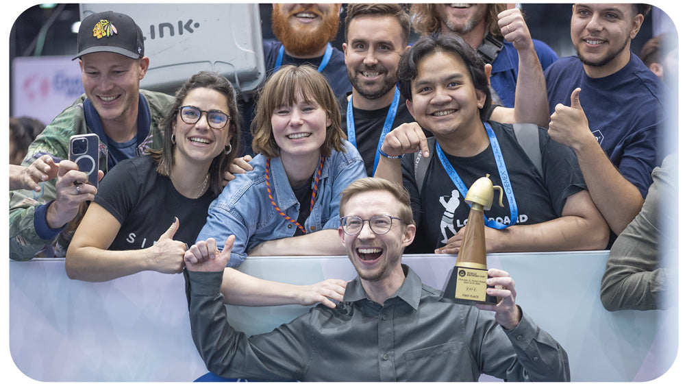 Martin Wölfl präsentiert jubelnd Siegestrophäe vom World Brewers Cup