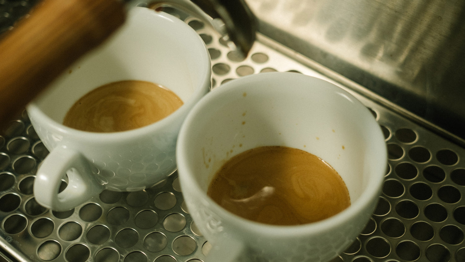 zwei Espressotassen mit Espresso in Nahaufnahme