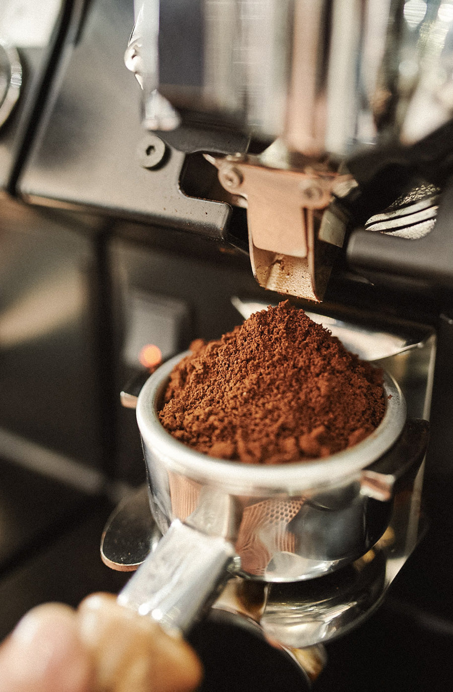 frisch gemahlener Kaffee in Siebträger