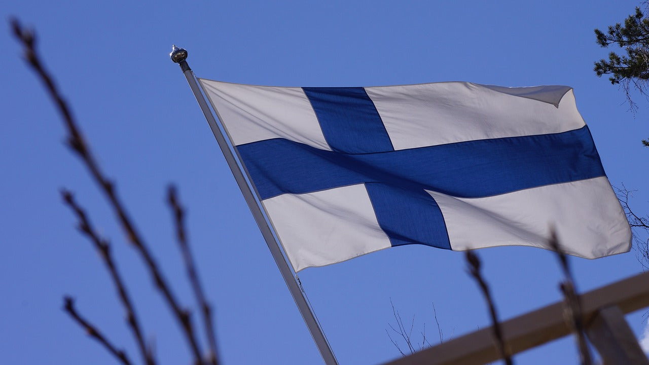 Finnische Flagge und blauer Himmel