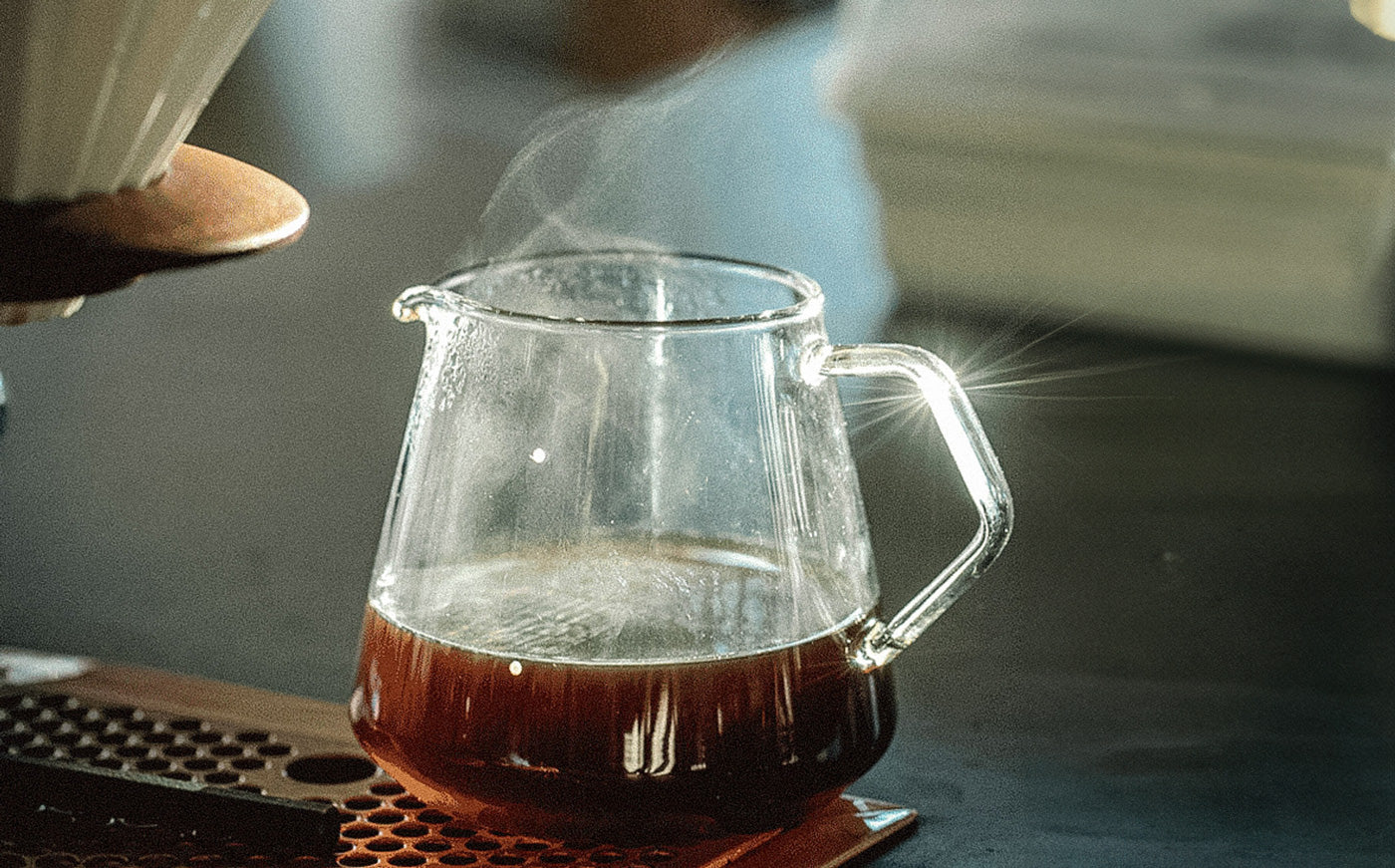 Kaffeekanne mit frischem, dampfenden Kaffee darin
