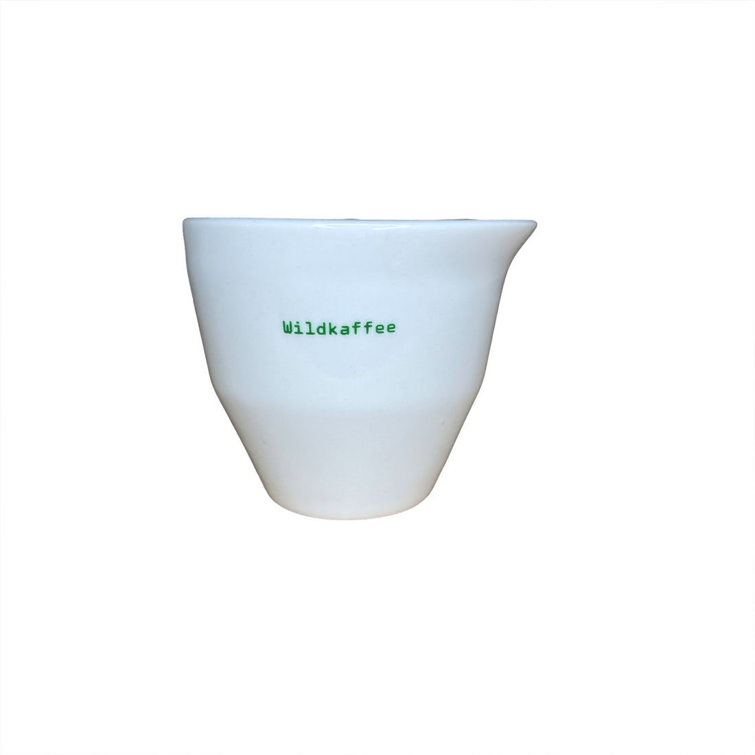 weiße Tasse mit grünem Wildkaffee-Schriftzug