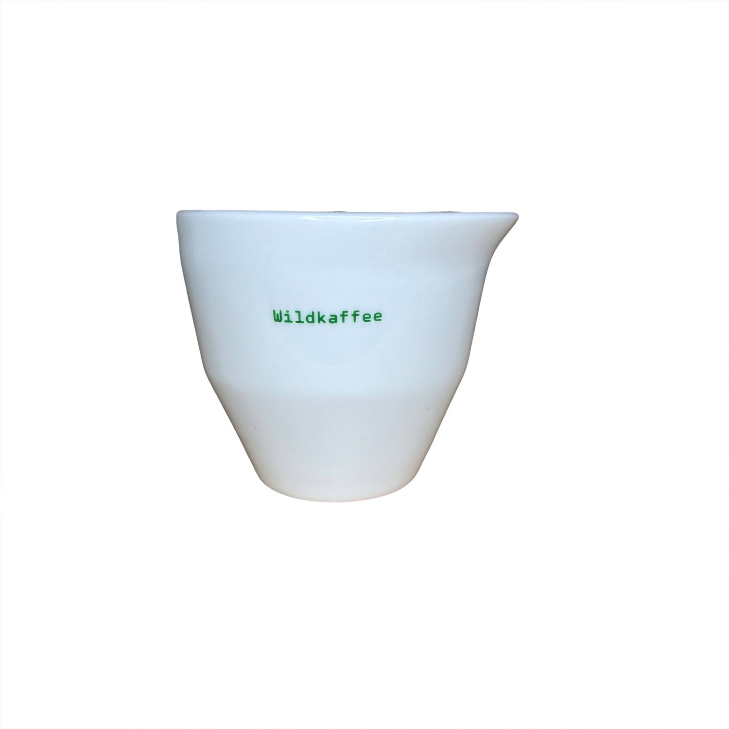 weiße Tasse mit grünem Wildkaffee-Schriftzug