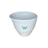weiße Tasse mit Grünem W-Logo