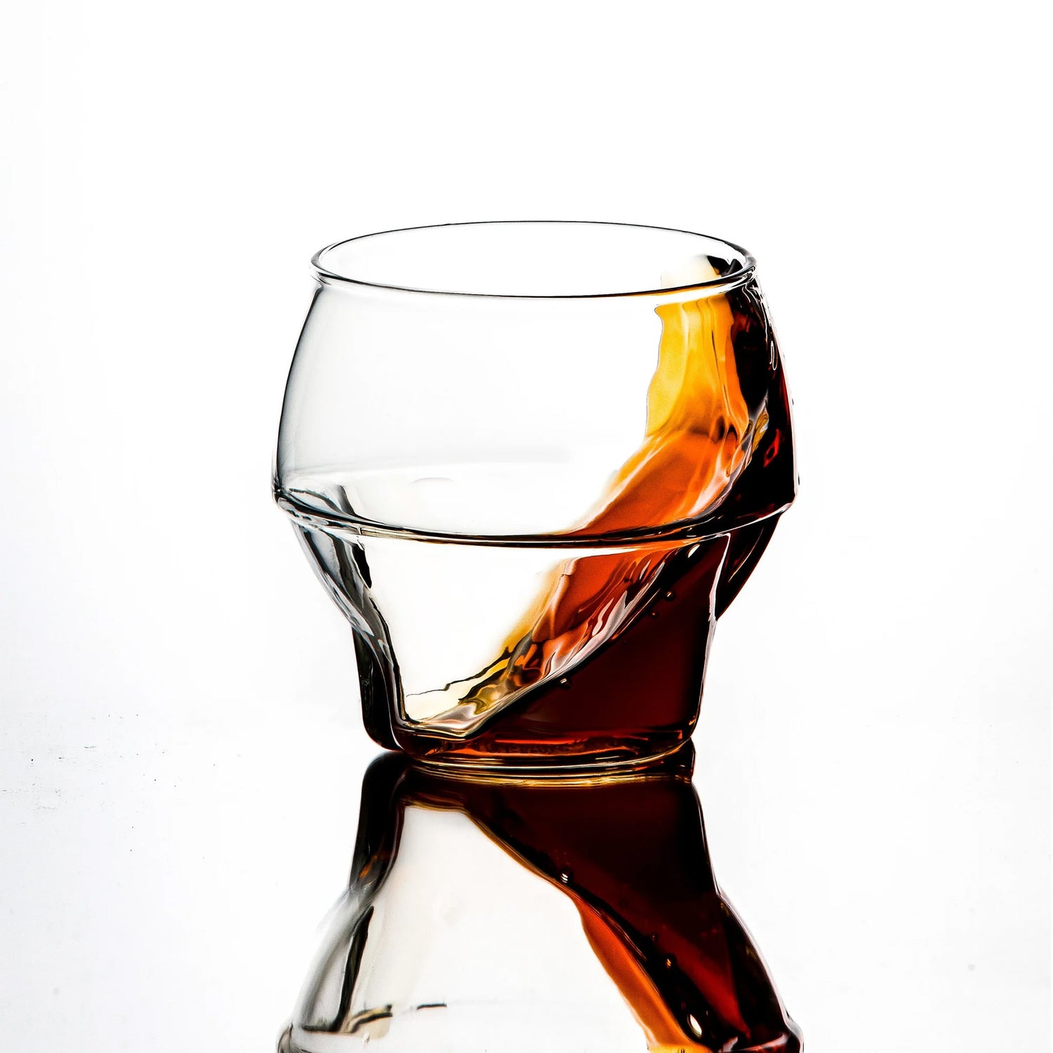 Icosa Aeresso Glas mit frischem Kaffee darin
