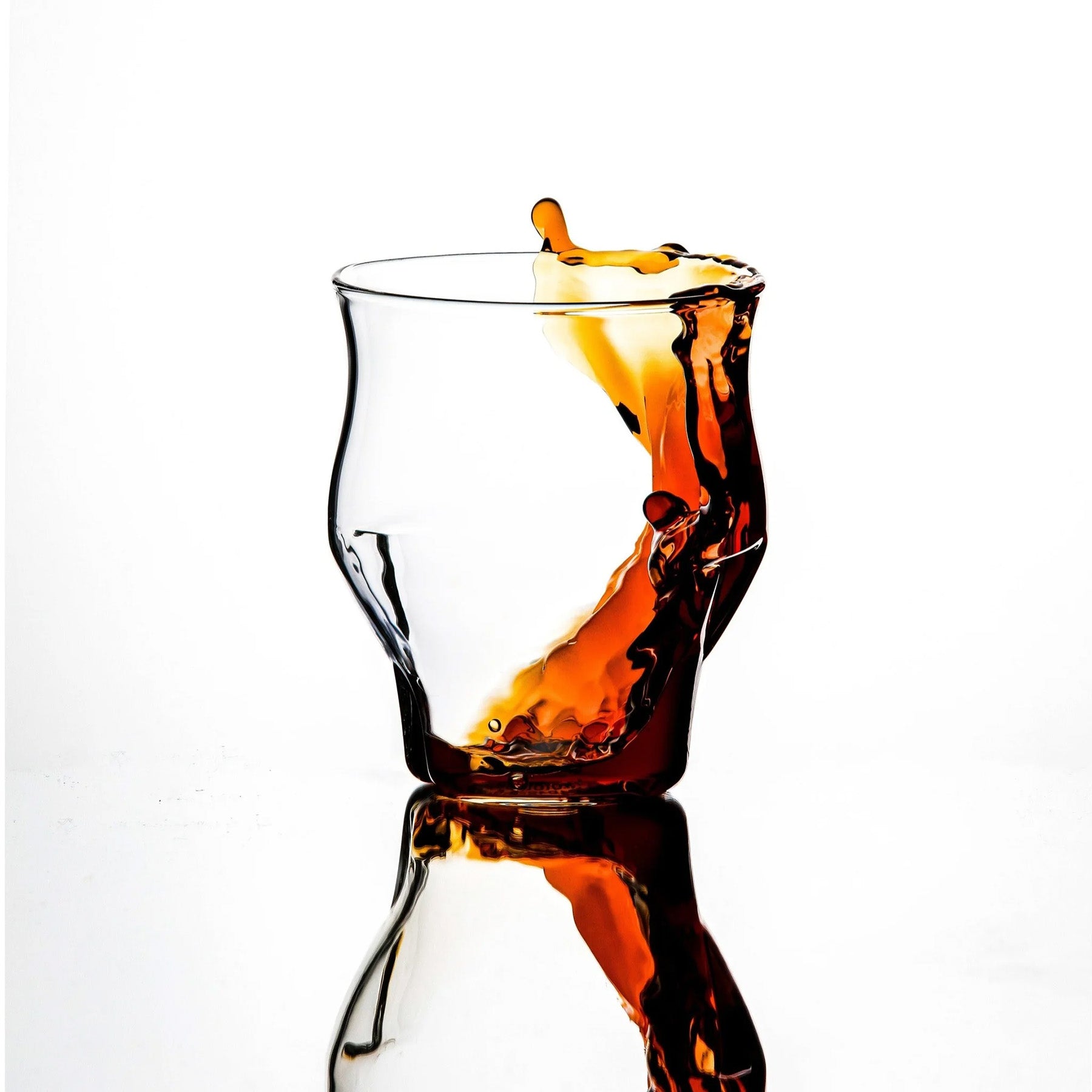 Icosa Alto Glas mit Kaffee, der sich an der Glaswand wie ein Welle bricht