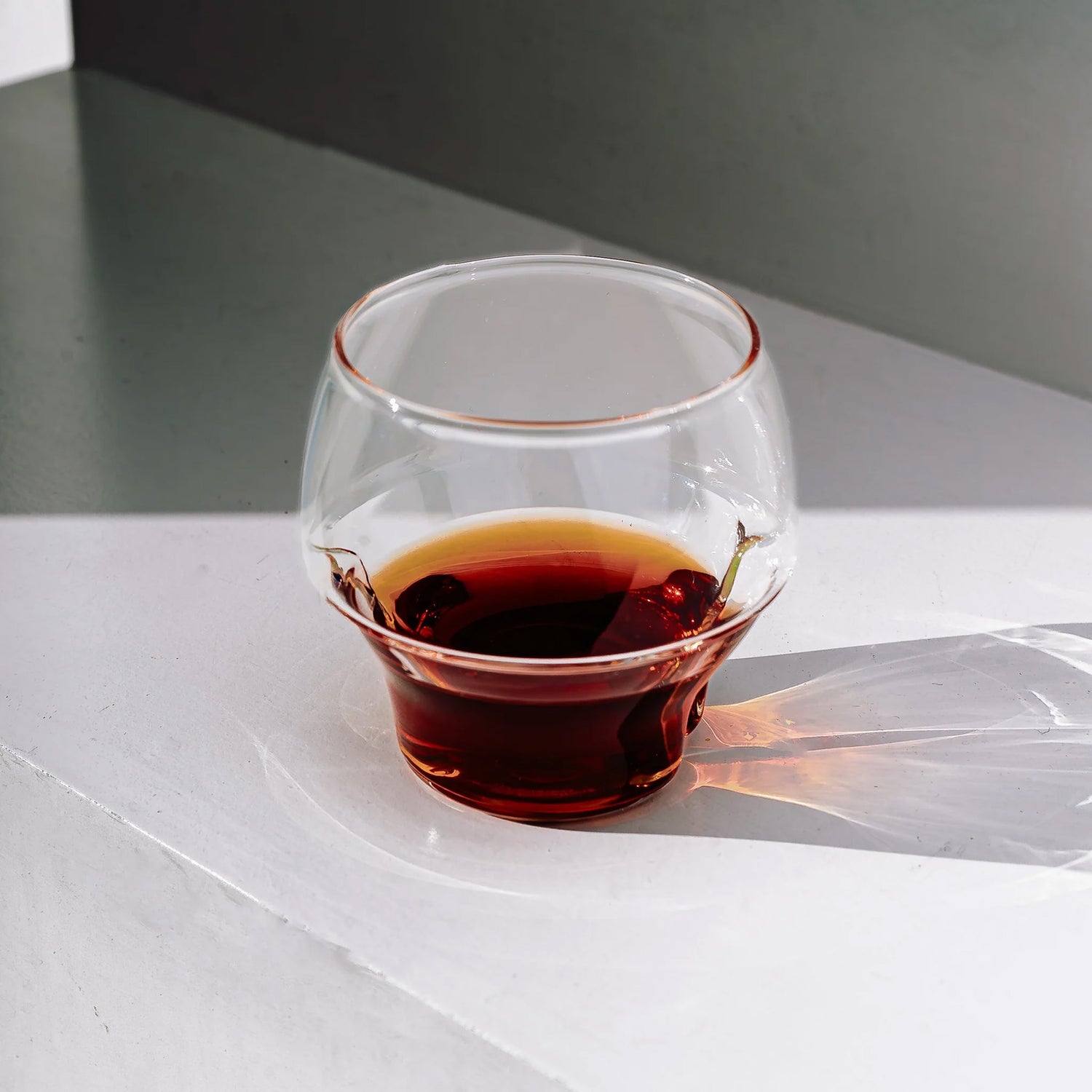 mit frischem Kaffee gefülltes Icosa Aeresso Glas