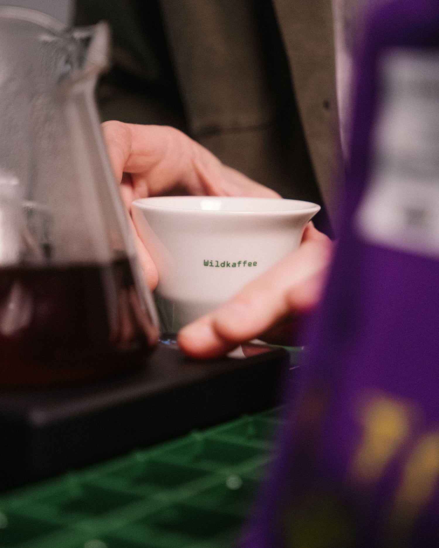 Kaffeetasse zwei Hände udn eine Kaffeekanne