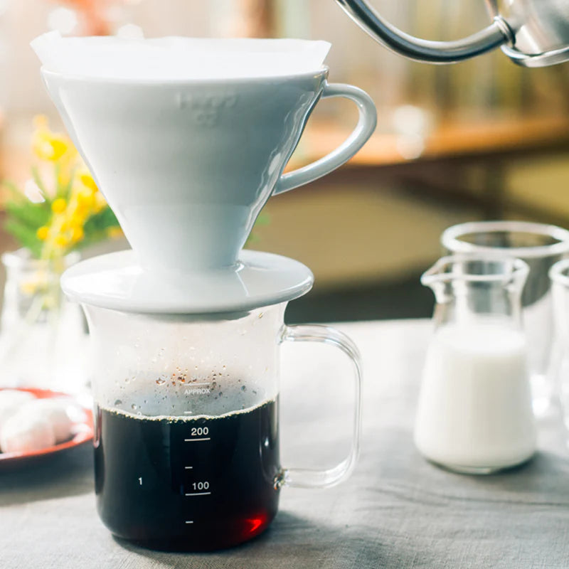Hario Beaker Server mit V60 Porzellan Dripper in Weiß