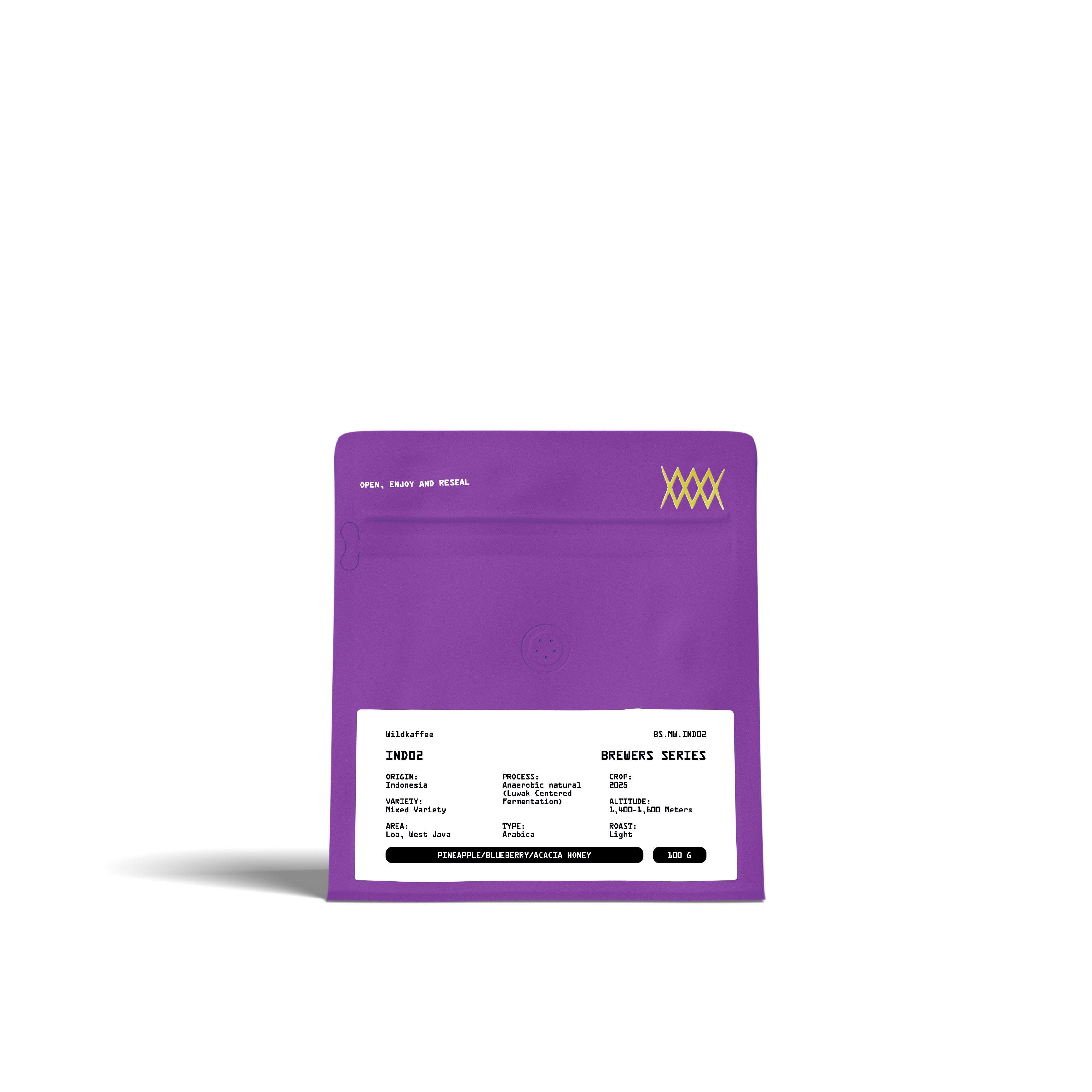 Lila Kaffeetüte mit weißem Etikett mit Text