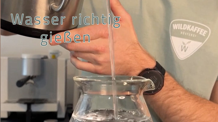 Lade das Video: Brewers Cup Sieger Martin Wölfl über verschiedene Methode Wasser zu gießen beim Filterkaffee brühen