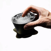 Melodrip auf schwarzem Dripper in einer Hand