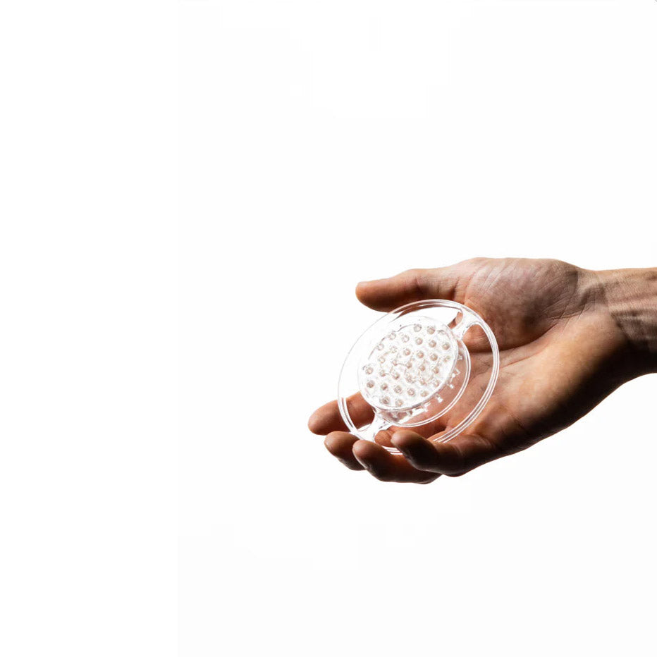 Hand hält transparenten Melodrip