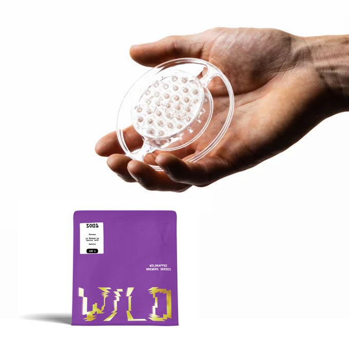 Hand hält Melodrip dazu Brewers Cup Kaffeepackung