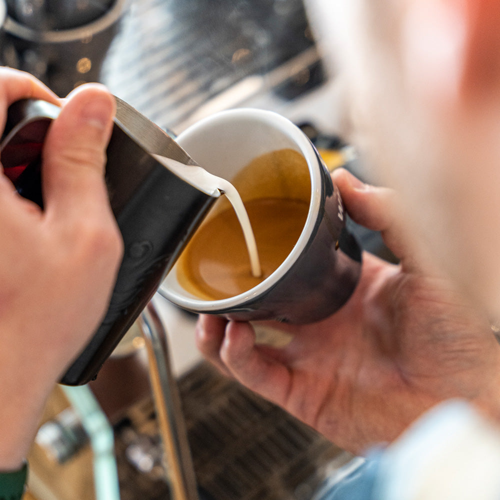 Milch-giessen-Wildkaffee