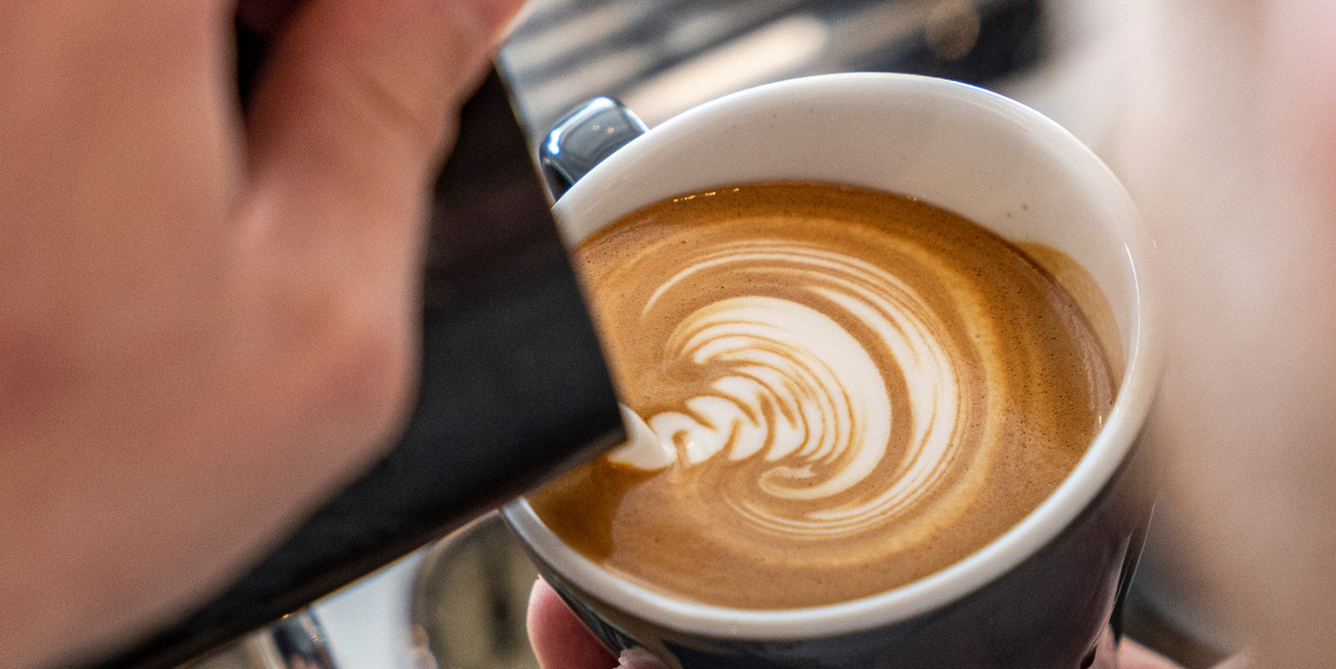 Milch-giessen-zum-Cappuccino-so-gehts-Wildkaffee-Roesterei-Latte-Art-Cappuccino