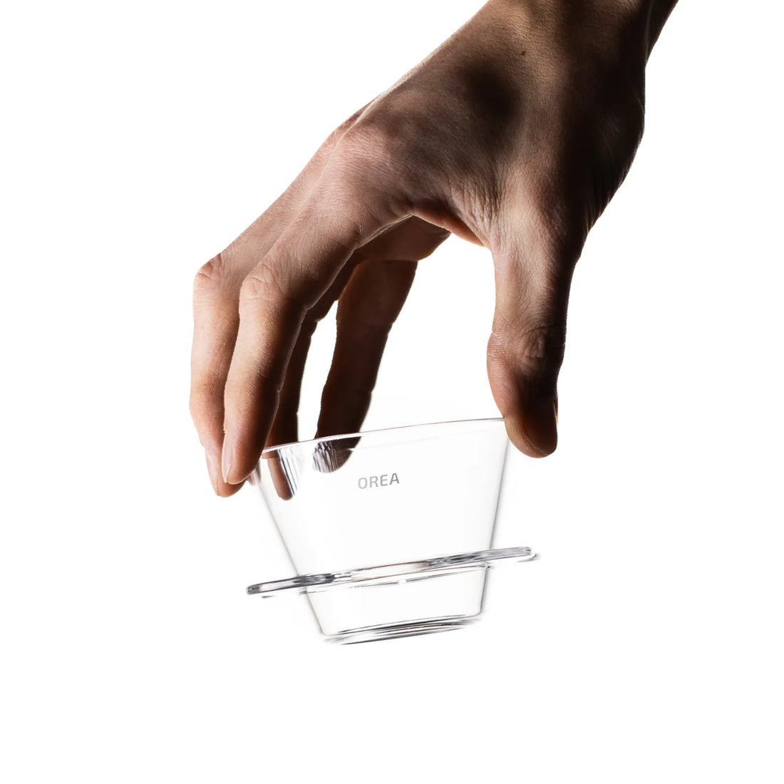 Hand mit durchsichtigem Dripper