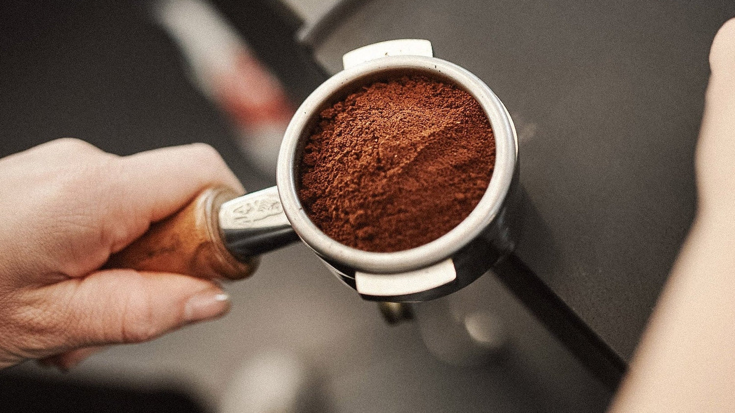 gemahlener Kaffee in einem Siebträger