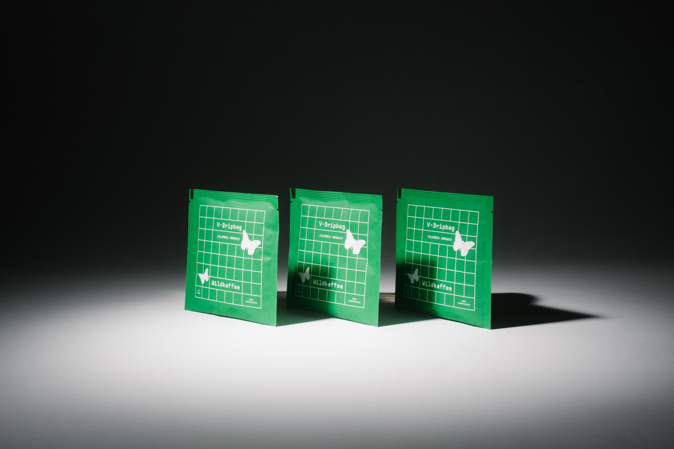 drei grüne Dripbag-Packungen nebeneinander, Halbprofil