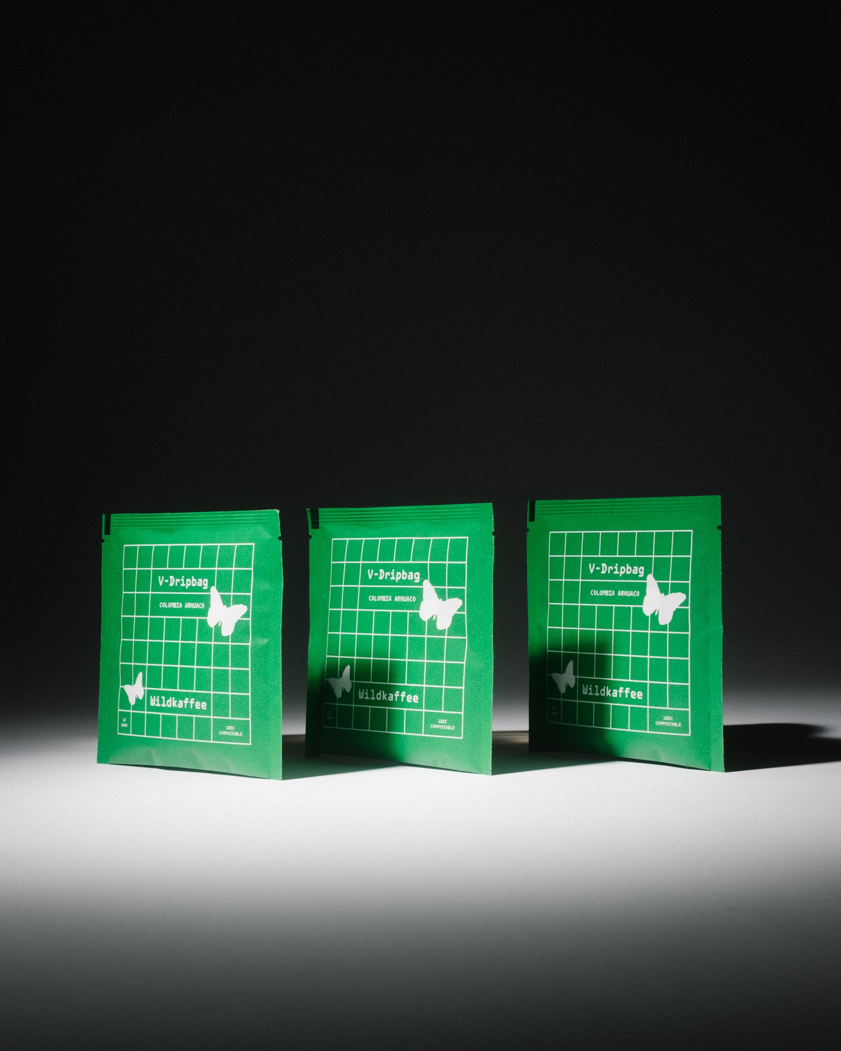 drei grüne Dripbag-Packungen nebeneinander, Halbprofil