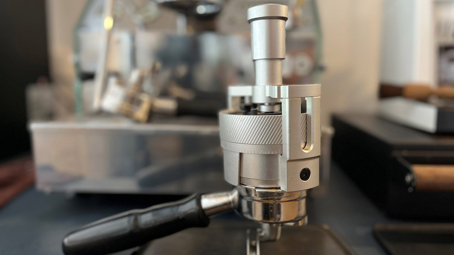 Siebträger mit WDT-Tool vor Siebträgermaschine