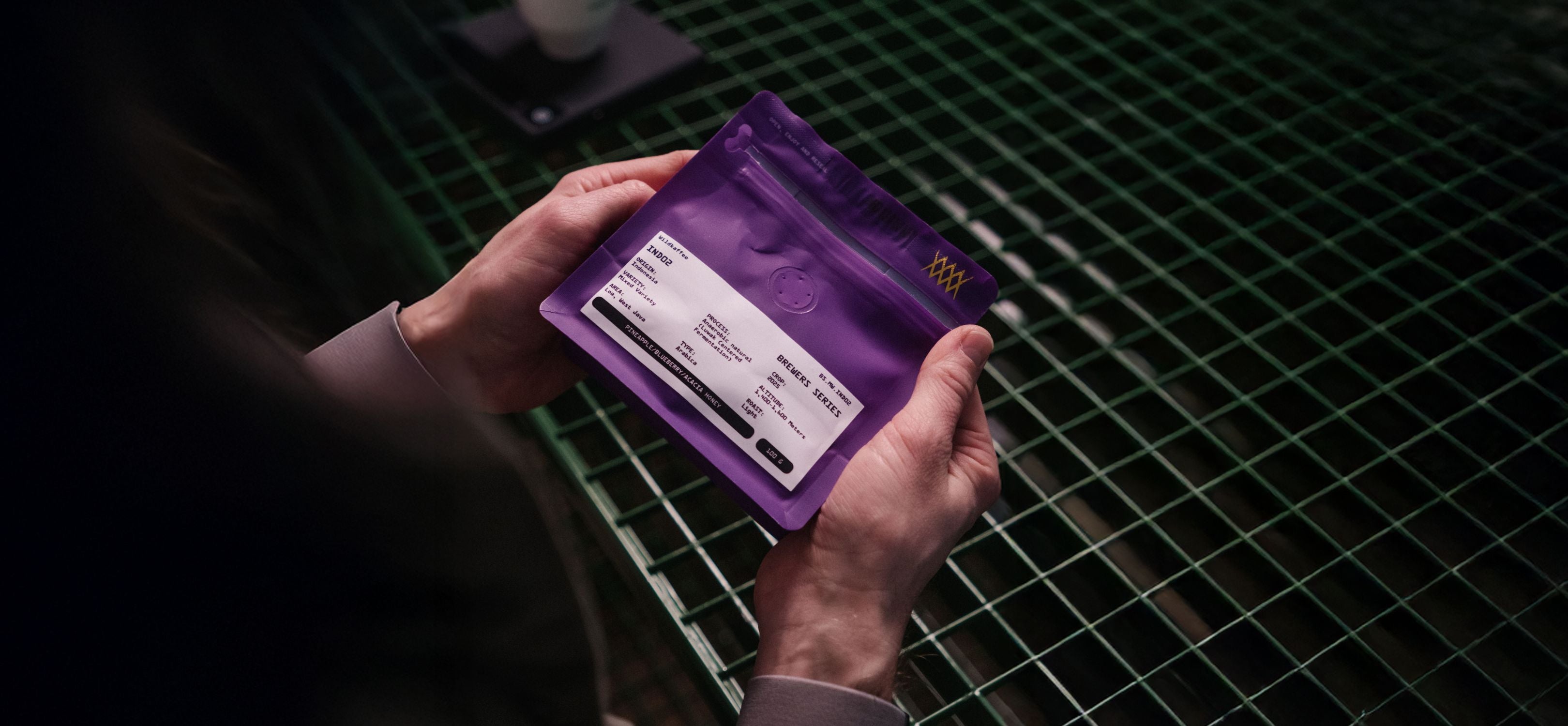 Zwei Hände halten die Wildkaffee Brewers Series – Java Loa Luwak aus Indonesien