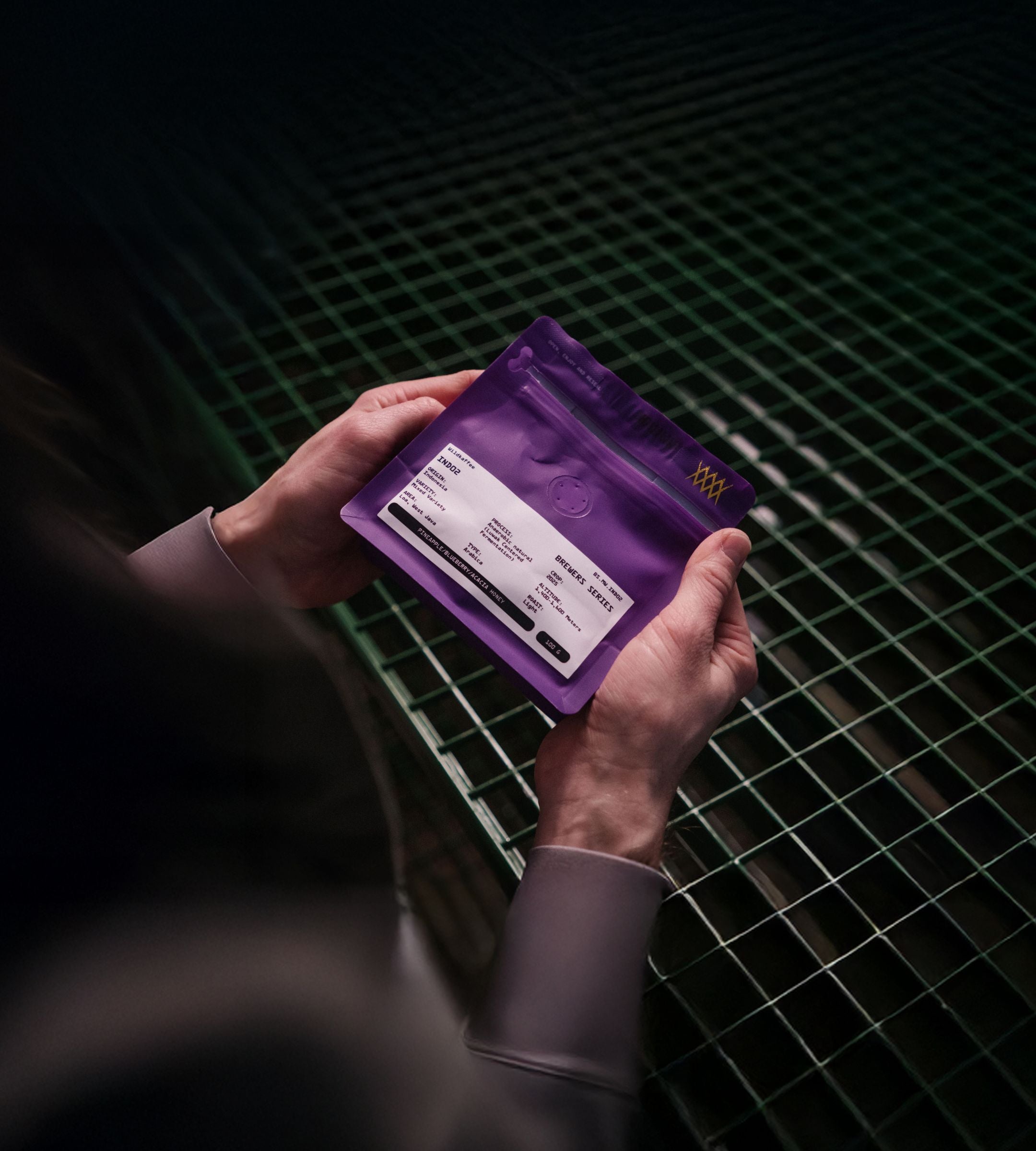 Zwei Hände halten die Wildkaffee Brewers Series – Java Loa Luwak aus Indonesien