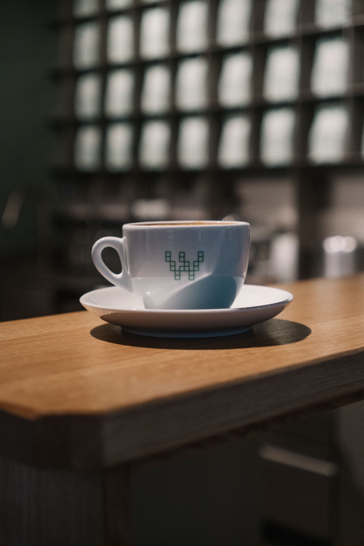 Wildkaffee-tasse mit Logo auf Tresen